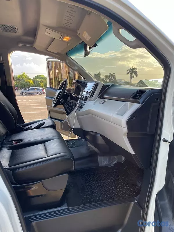 otros vehiculos - Toyota Hiace 2023- 15 Asientos  8