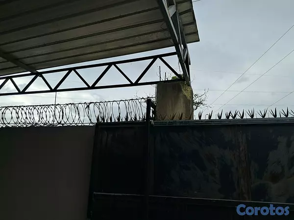 otros inmuebles - Vendo una propiedad de 300 m² con una nave en Bajo 6