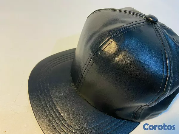 ropa para hombre - Gorra Snapback material leather sintético ajustable.  6