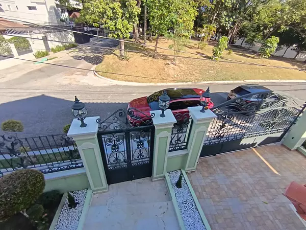 casas - Se vende de oportunidad Casa de 2niveles Cerros de Arroyo Hond.480mt2 435,000usd 9