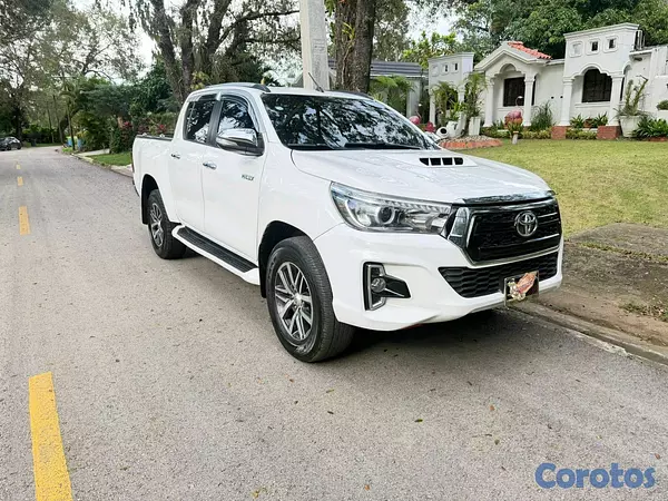 jeepetas y camionetas - Toyota hilux 2017 5
