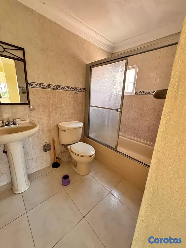 casas - venta de casa en la autopista de san isidro con 4 parqueos Santo Domingo este  5