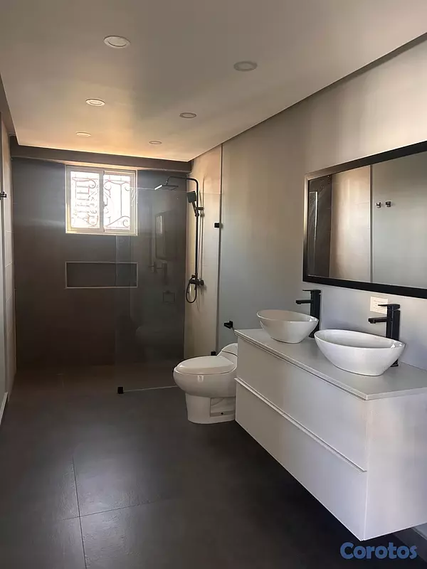 apartamentos - vendo o alquilo la Esperilla tres amplias habitaciones con baño dos parqueos bal 10