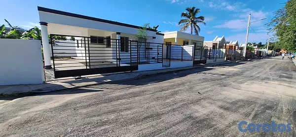 casas - Hermosa y cómoda casa en solar de 300m2, patio y t 8