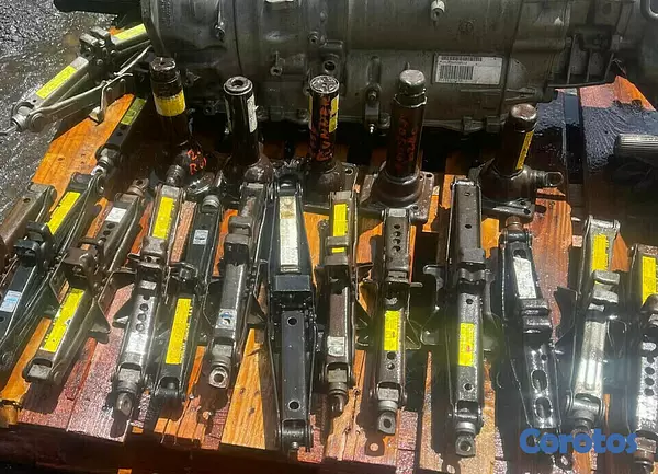 accesorios para vehiculos - Vendo gato tijera en buen estado, resistente para toyota  2