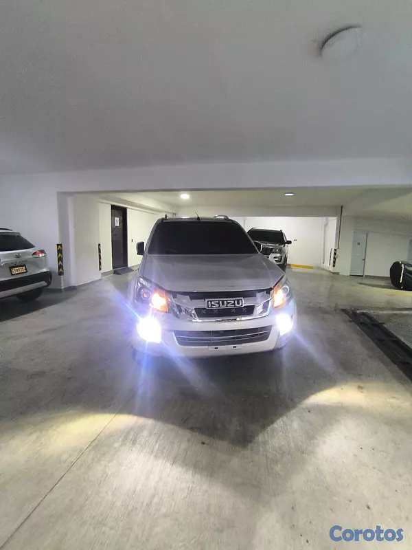 jeepetas y camionetas - Se vende isuzu d max  6