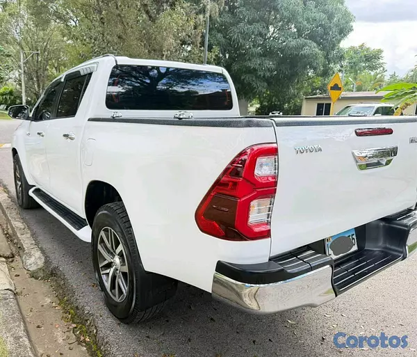 jeepetas y camionetas - Toyota hilux 2017 8
