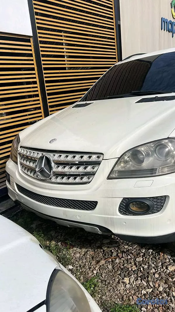 repuestos - Se vende vehìculo para uso de piezas. Tiene motor y transmisiòn Rd$200,000.00  3