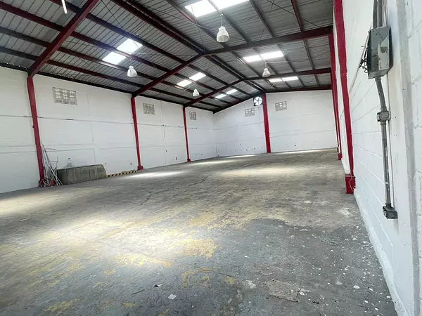 oficinas y locales comerciales - Alquiler nave céntrica en los Rios 5