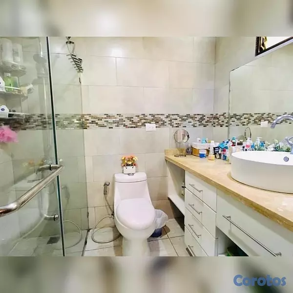 apartamentos - vendo Evaristo Morales tercer nivel tres habitaciones dos baños dos parqueos  6