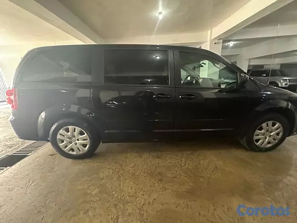 jeepetas y camionetas - Vendo Dodge Caravan 2017, negociable 3