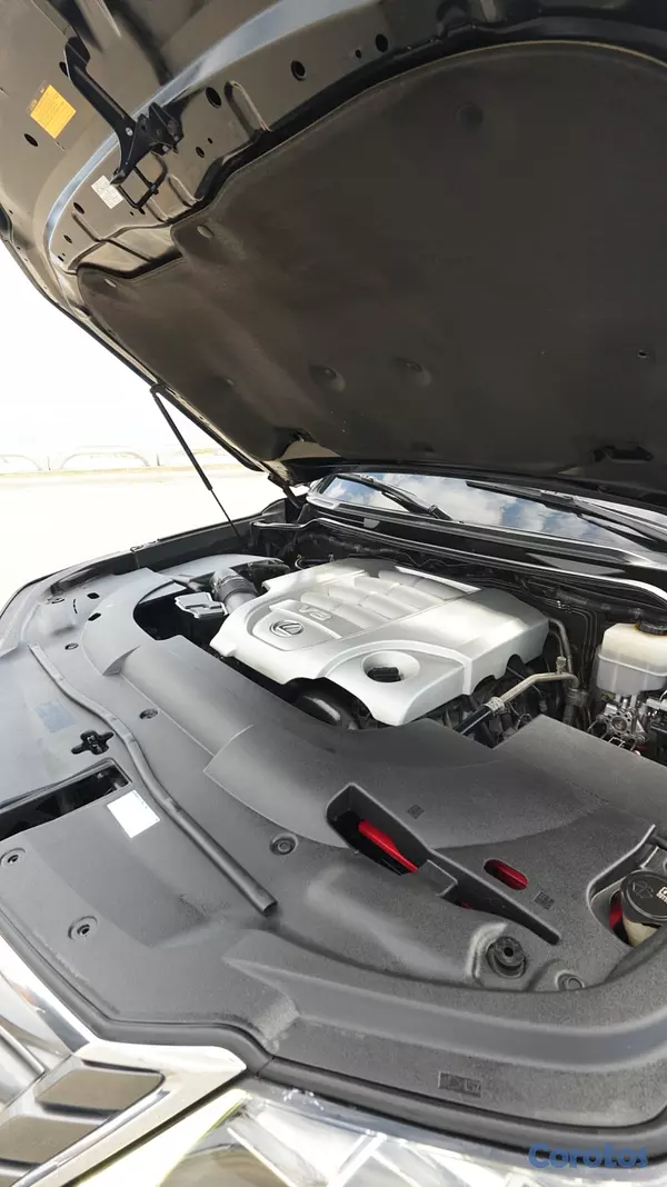 jeepetas y camionetas - Lexus LX 570 2016 135,000km en excelentes condicio 9