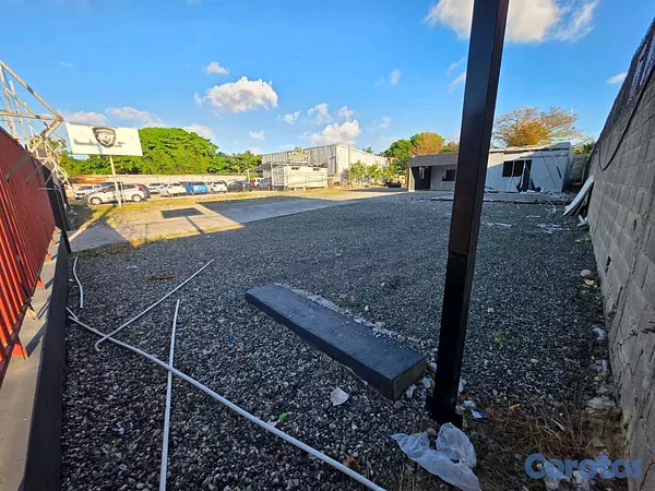 solares y terrenos - Solar comercial de 1,228 m², Av. Jacobo Majluta. 2