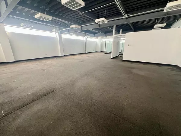 oficinas y locales comerciales - 🔵Alquilo Local 255 mts  2do piso en Paraiso  7