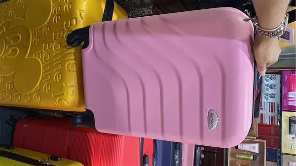 carteras y maletas - Maletas plásticas pequeñas de 21” y 22” pulgadas. Nuevas.  3
