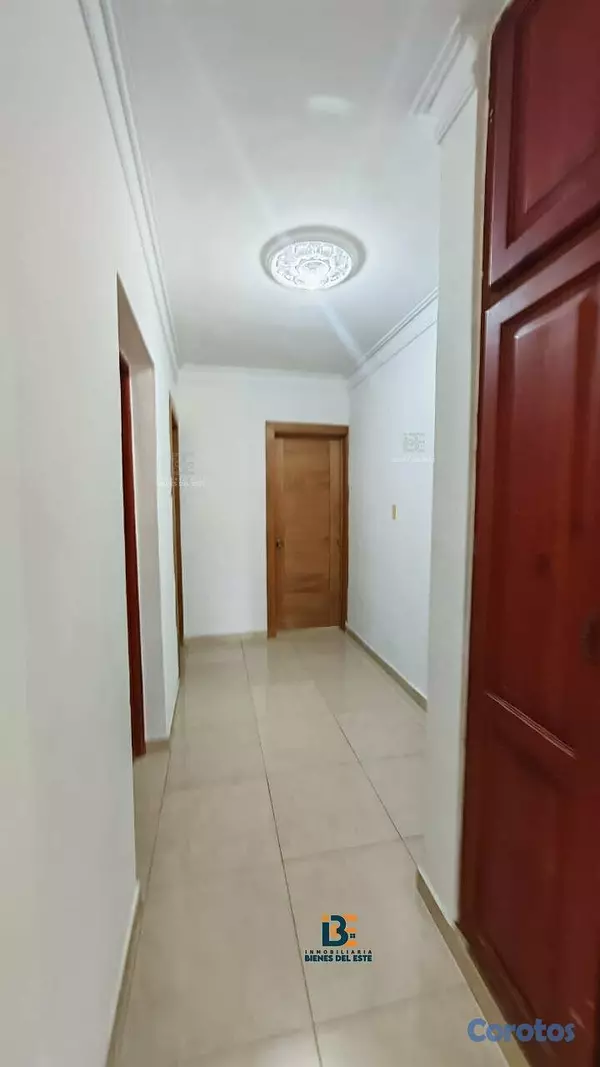 casas - Se vende amplia casa DE ESQUINA  en la Entrada del 8