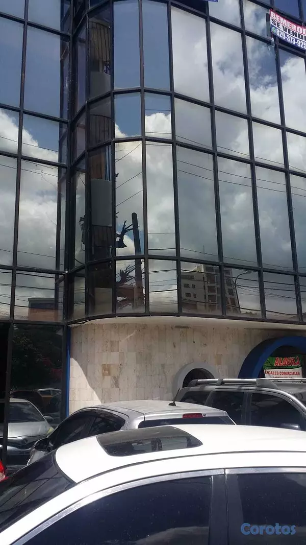 oficinas y locales comerciales - LOCAL CON EXCELENTE UBICACIÓN AV 27 DE FEBRERO FRE 4