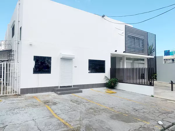 oficinas y locales comerciales - Local céntrico en Naco 2