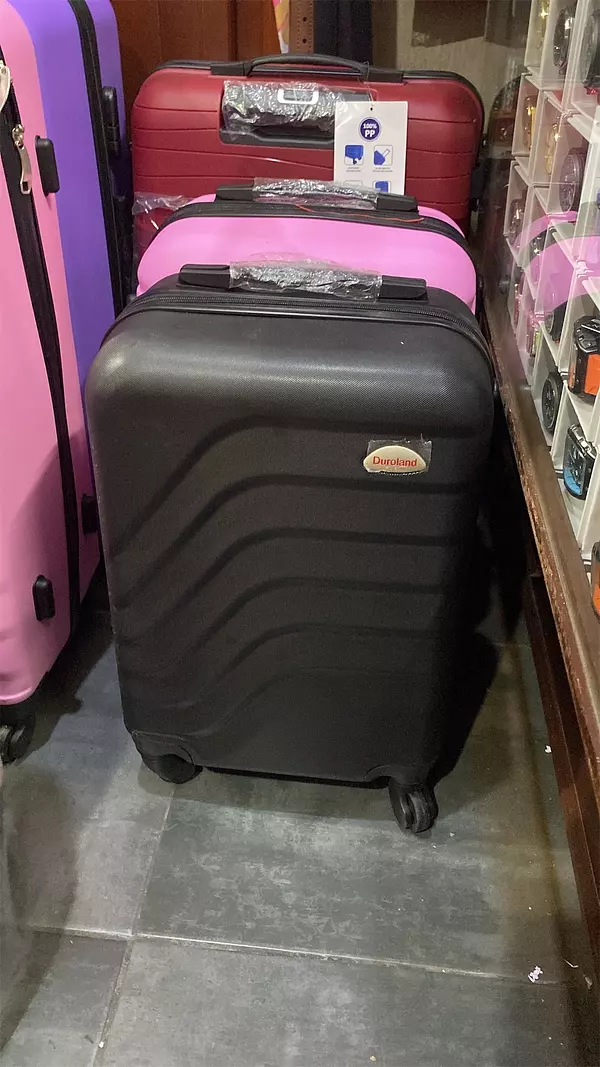 carteras y maletas - Maletas plásticas pequeñas de 21” y 22” pulgadas. Nuevas.  4