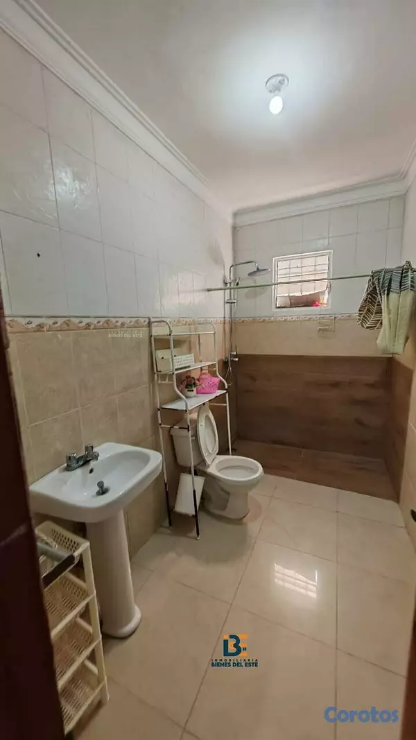casas - Se vende amplia casa DE ESQUINA  en la Entrada del 9