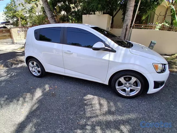carros - Chevrolet Sonic LS Hatchback 2015 (Mecánico) 3