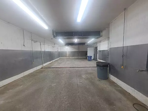 otros inmuebles - Alquilo Nave 1,200 mts con cuarto frio  en la Av. Monumental 
 10
