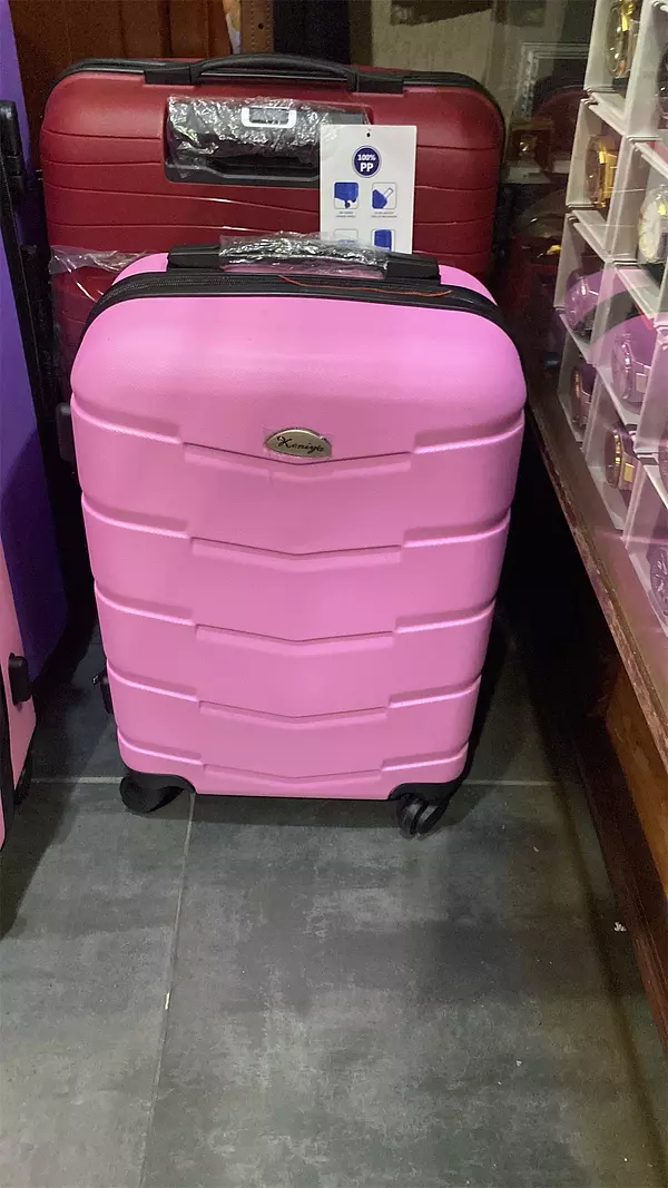 carteras y maletas - Maletas plásticas pequeñas de 21” y 22” pulgadas. Nuevas.  5