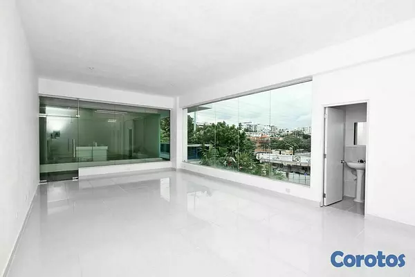 oficinas y locales comerciales - Alquiler de local en la Misma Av. Romulo Betancour 3