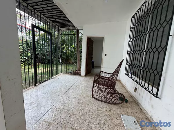 apartamentos - vendo casa jardines del Sur jardín patio tres habitaciones ideal para remodelar  8