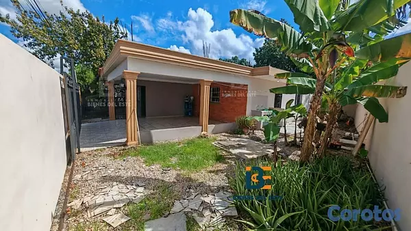 casas - Se vende amplia casa DE ESQUINA  en la Entrada del 10