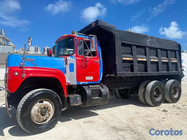 camiones y vehiculos pesados - Camion Mack en Venta  1