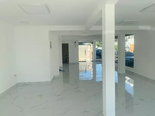 oficinas y locales comerciales - Local céntrico en primer nivel  4
