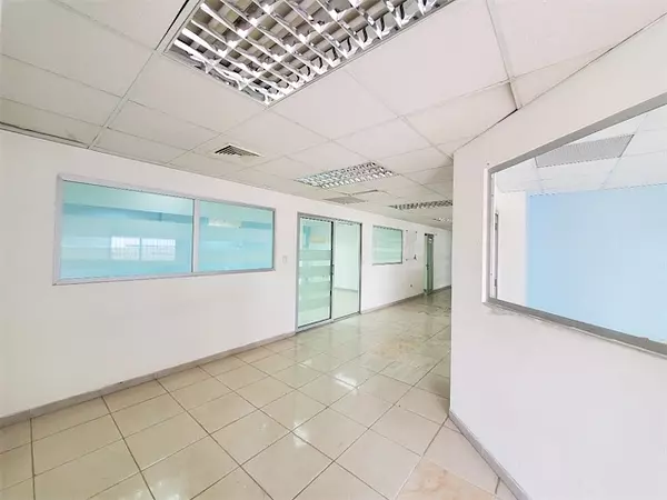 oficinas y locales comerciales - Local amplio y en zona céntrica y comercial 2