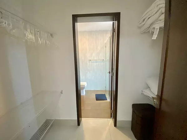 apartamentos - Piso alto de venta amueblada en La Esmeralda 6