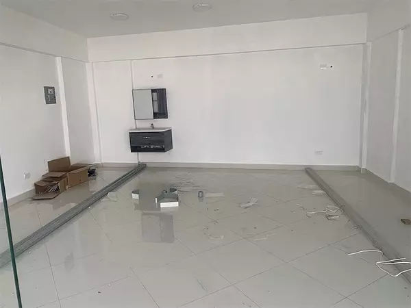 oficinas y locales comerciales - Local en bella vista primer nivel 4