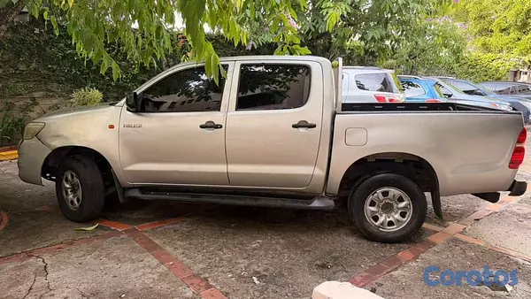 jeepetas y camionetas - Camioneta Hilux 2015 mecanica 7
