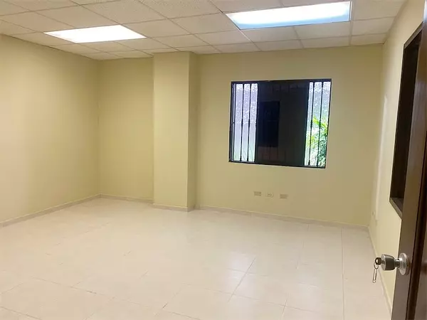 oficinas y locales comerciales - Local en evaristo céntrico en zona corporativa 2