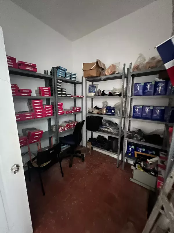 oficinas y locales comerciales - Zona Colonial  Se vende edificio en Zona Colonial  8