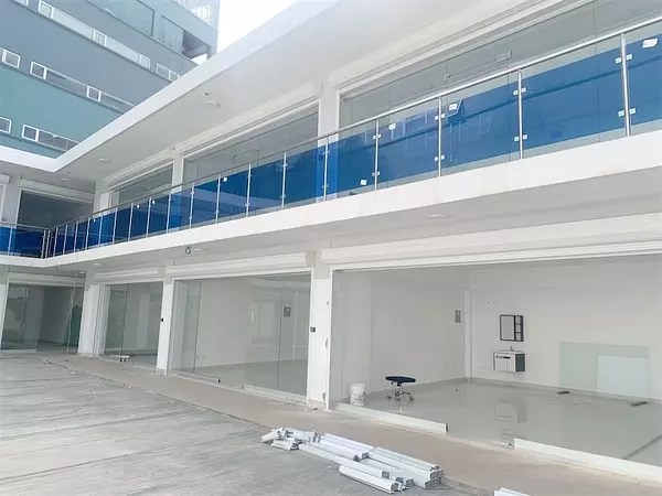 oficinas y locales comerciales - Local en bella vista primer nivel 5
