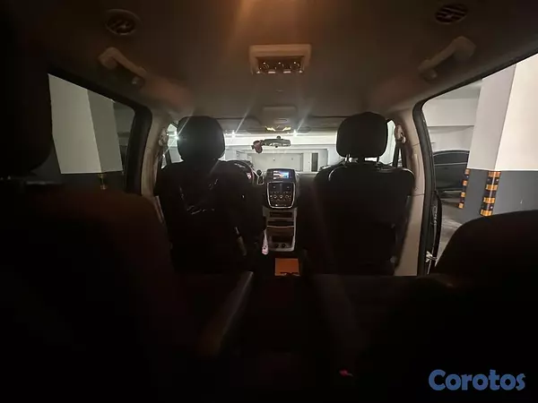 jeepetas y camionetas - Vendo Dodge Caravan 2017, negociable 4