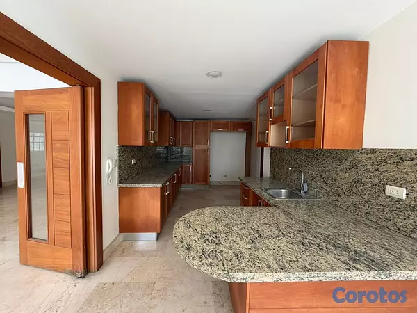 apartamentos - Amplio apartamento en alquiler en Evaristo morales 6