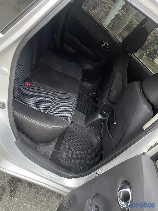 carros - Nissan versa note  4