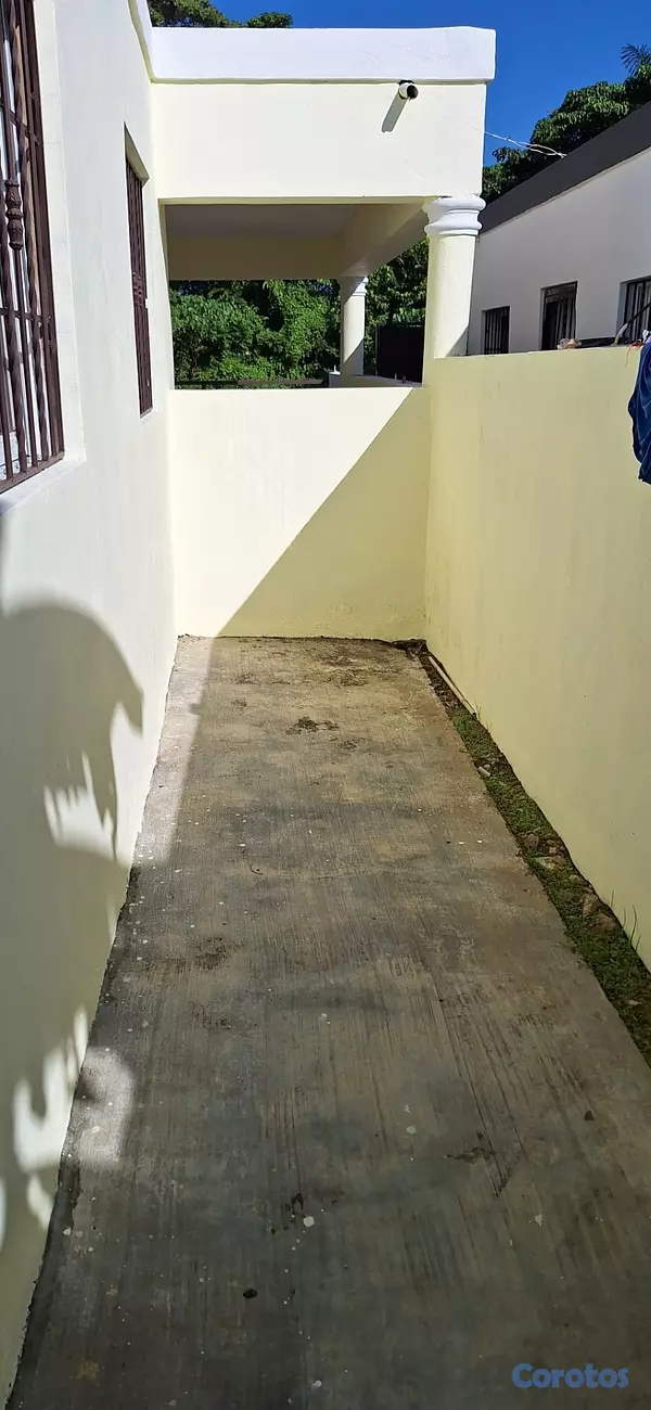 casas - Hermosa y cómoda casa en solar de 300m2, patio y t 10