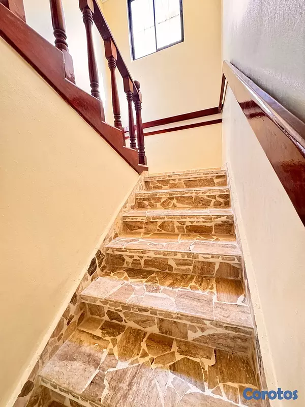 casas - venta de casa en la autopista de san isidro con 4 parqueos Santo Domingo este  9