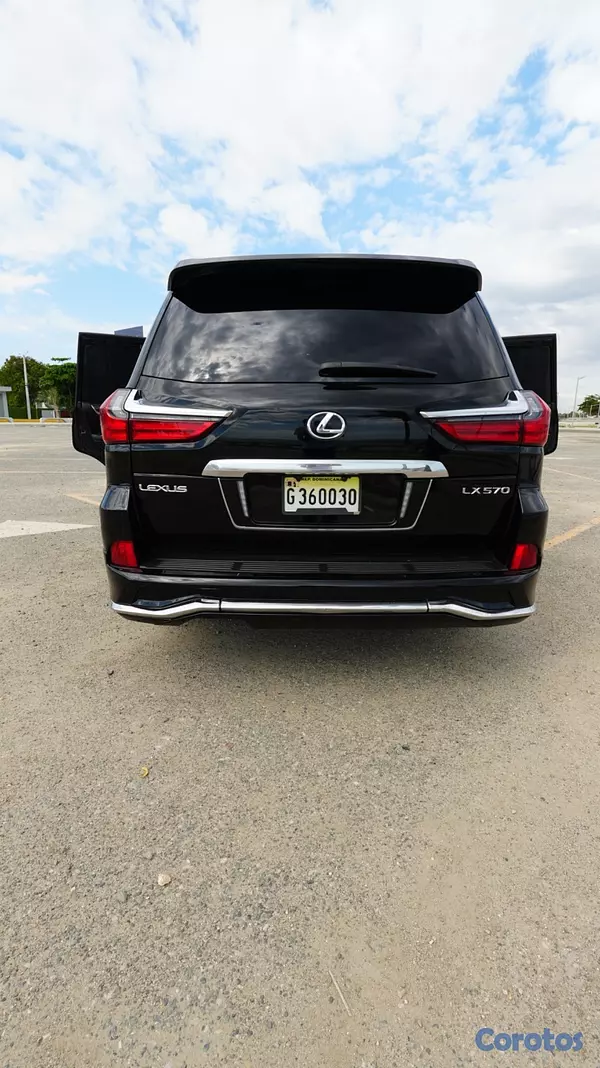 jeepetas y camionetas - Lexus LX 570 2016 135,000km en excelentes condicio 10