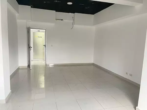 oficinas y locales comerciales - Local céntrico en Evaristo  4