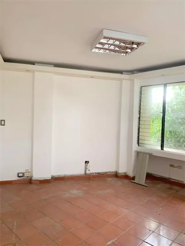 oficinas y locales comerciales - Local de 100 metros en evaristo morales 4