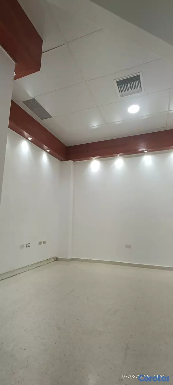 apartamentos - Plaza comercial excelente para Oficina o negocio, varios parqueos, 130 mts . 5