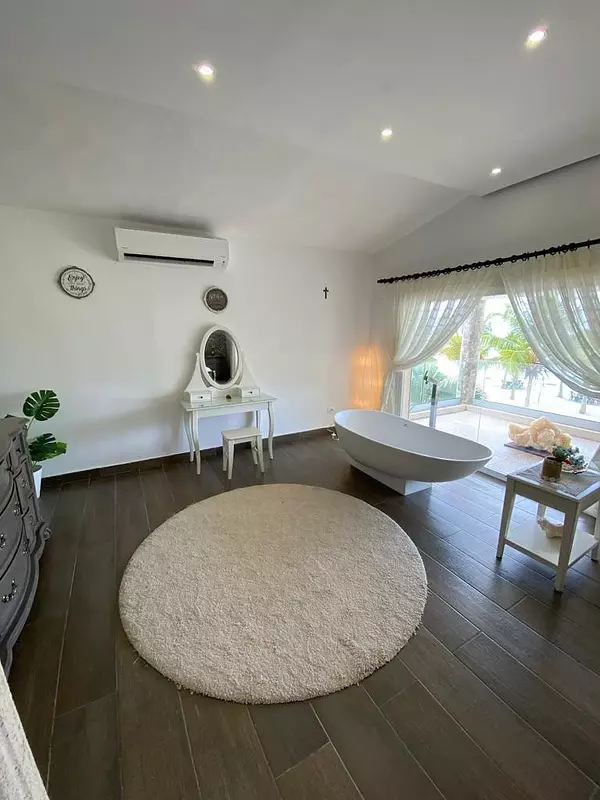 casas vacacionales y villas - villa super moderna en línea de playa en Juan Dolio de 450 mt2  7
