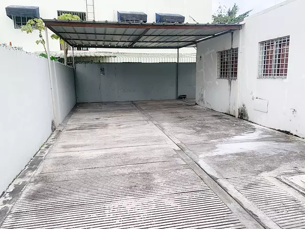 oficinas y locales comerciales - Local céntrico y amplio  9